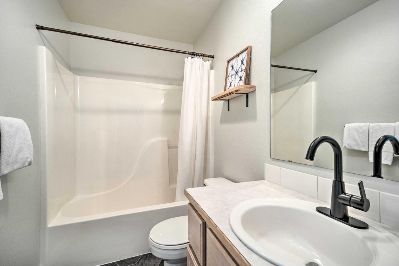 Chic Chelan Condo With Balcony, Walk To Lake And Dtwn! المظهر الخارجي الصورة